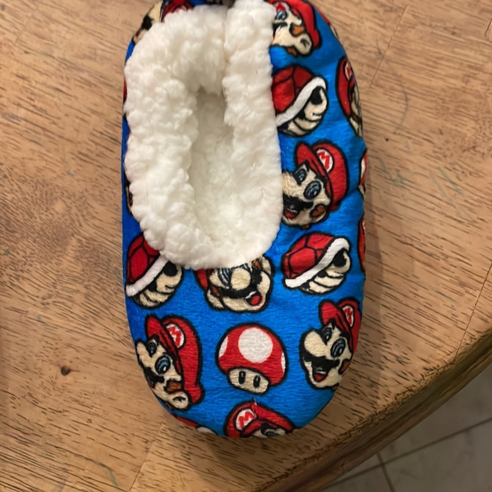 Character kids slippers, 3 to choose from NWT - Picture 7 of 8